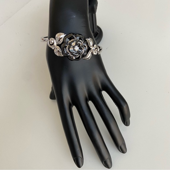Chanel Fine Jewelry - Black Onyx & 18k White Gold Camellia Bangle Bracelet - Picture 5 of 6